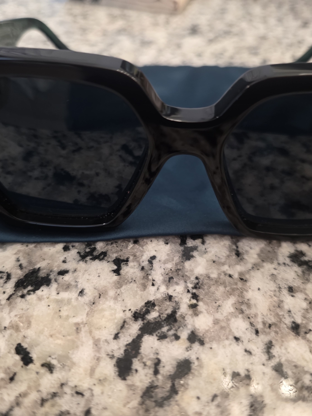 Authentic!Gucci Oversized Black Square Women's Sunglasses. Come With Case